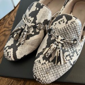 snake print flats in perfect conditions!